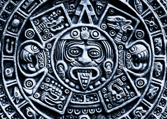Antigua piedra do calendario azteca do sol