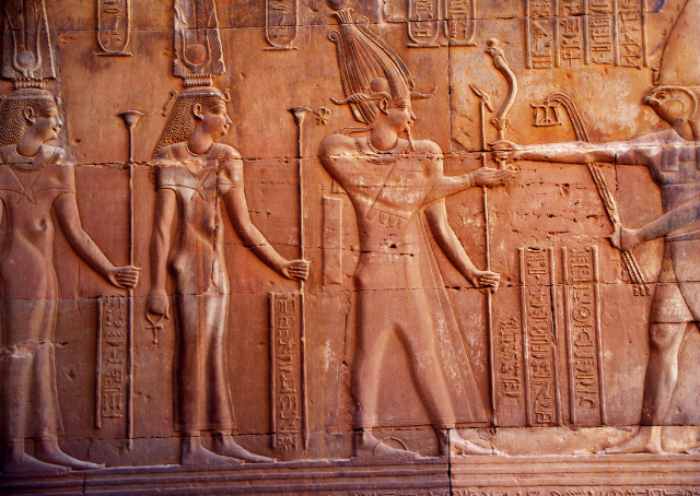 Dioses egipcios antiguos Horus e Atum