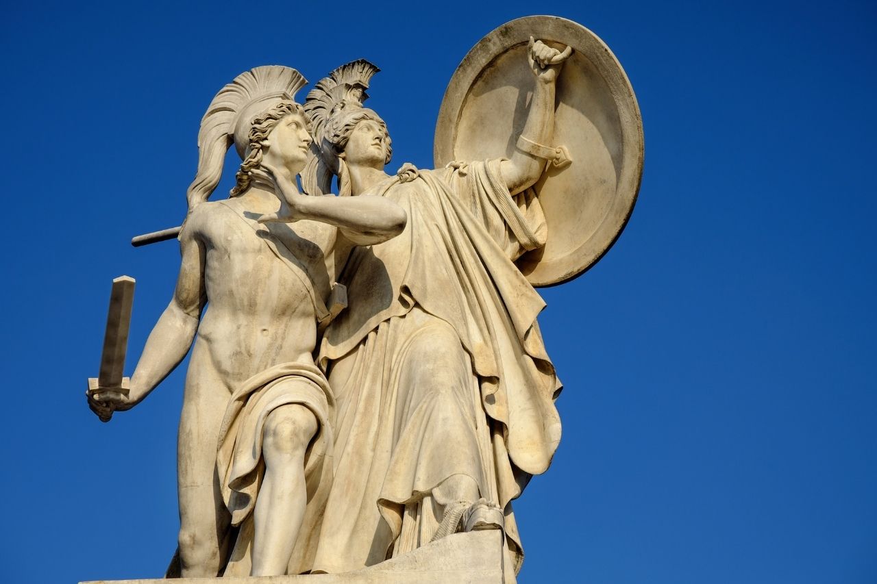Estatua de Ares e Atenea