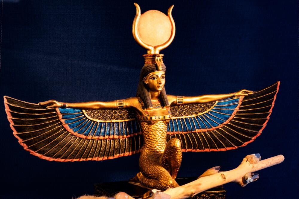Isis a deusa egipcia da magia e a curación, a primera resurrectora de almas
