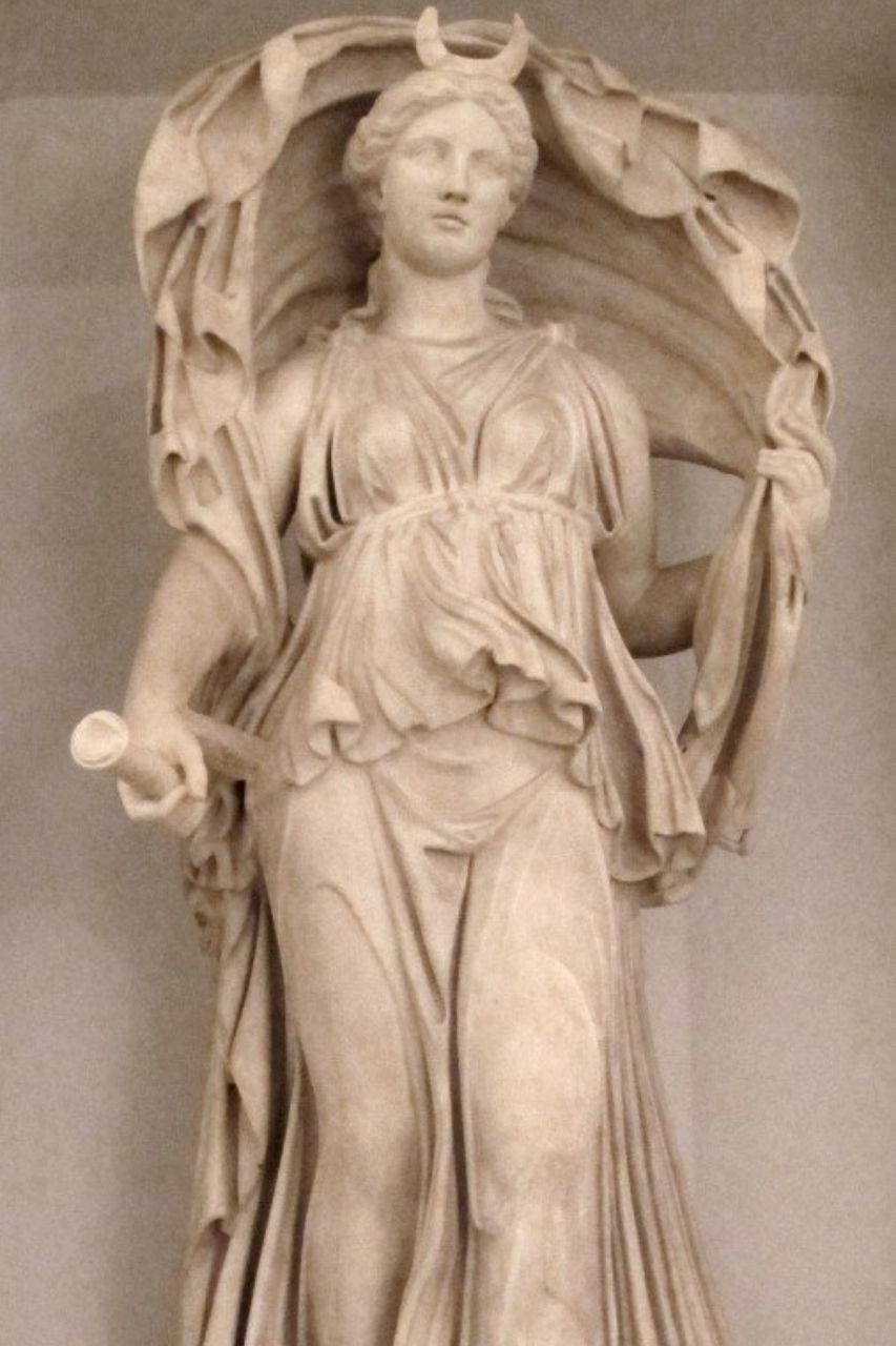 Estatua de Selena, hija de Hyperion