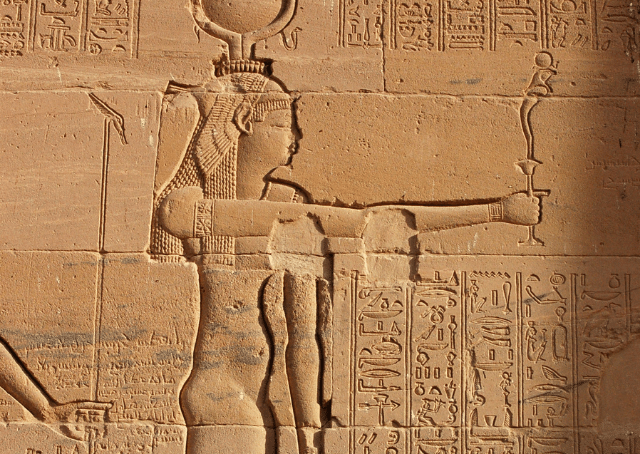 Estatua da deusa egipcia da magia e a curación Isis