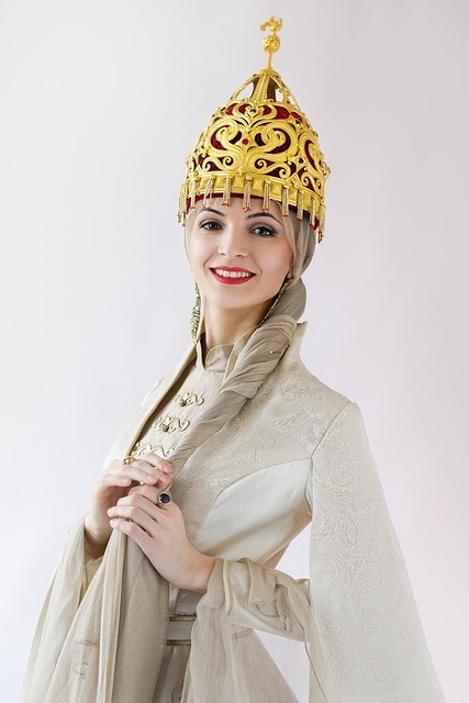 Rapariga adigue em trajes tradicionais