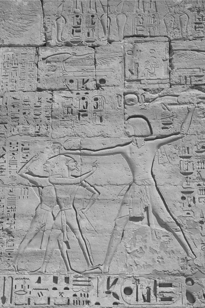 Entalhe em pedra de armas do antigo Egipto