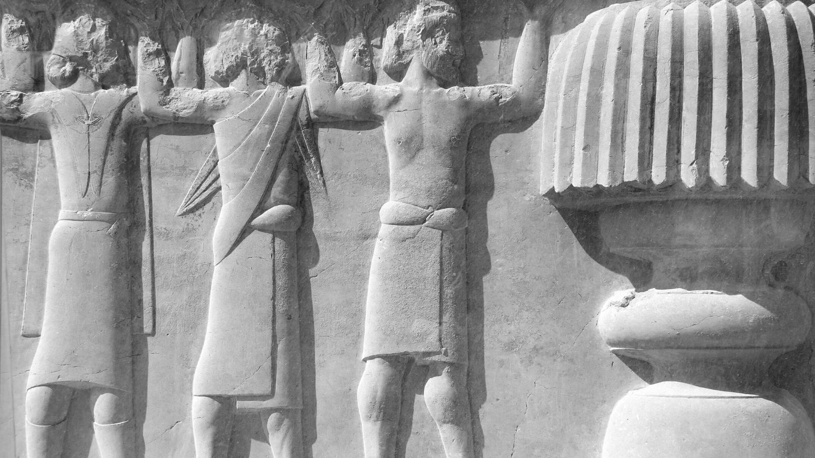 Baixo-relevo de guerreiros assírios
