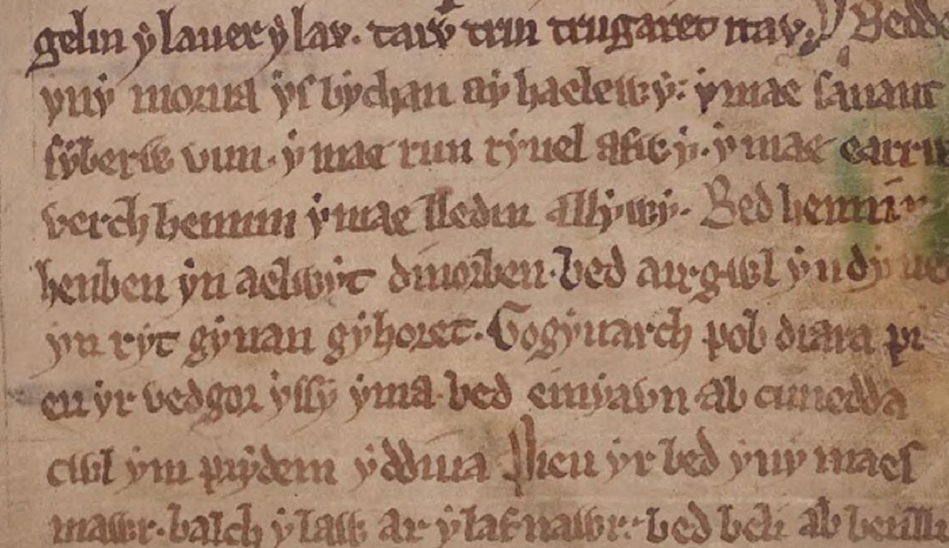 Livro Negro de Carmarthen, fólio 35r, mencionando o túmulo de Hennin Henben na quarta e quinta linhas