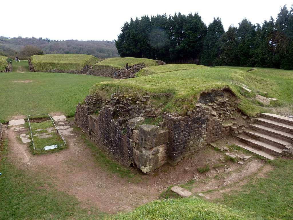 Ruínas do anfiteatro romano de Caerleon, onde Genebra alegadamente viveu os seus dias como monja segundo Godofredo de Monmouth. Foto de Rob Farrow, CC-BY 2.0