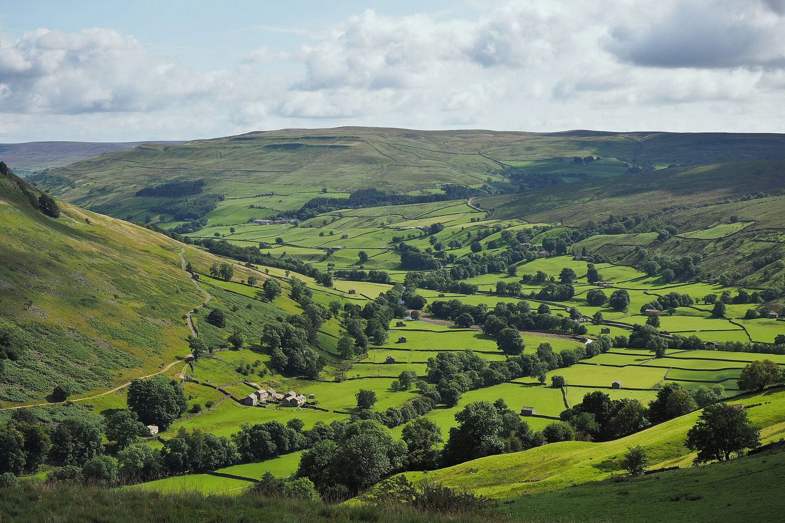 Vista para Swaledale (a sudeste) a partir do Pennine Way ao longo da colina de Kisdon