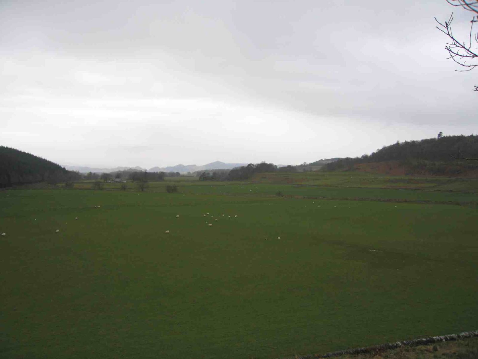 Vista de Kilmartin Glen para sul a partir do cemitério da aldeia de Kilmartin