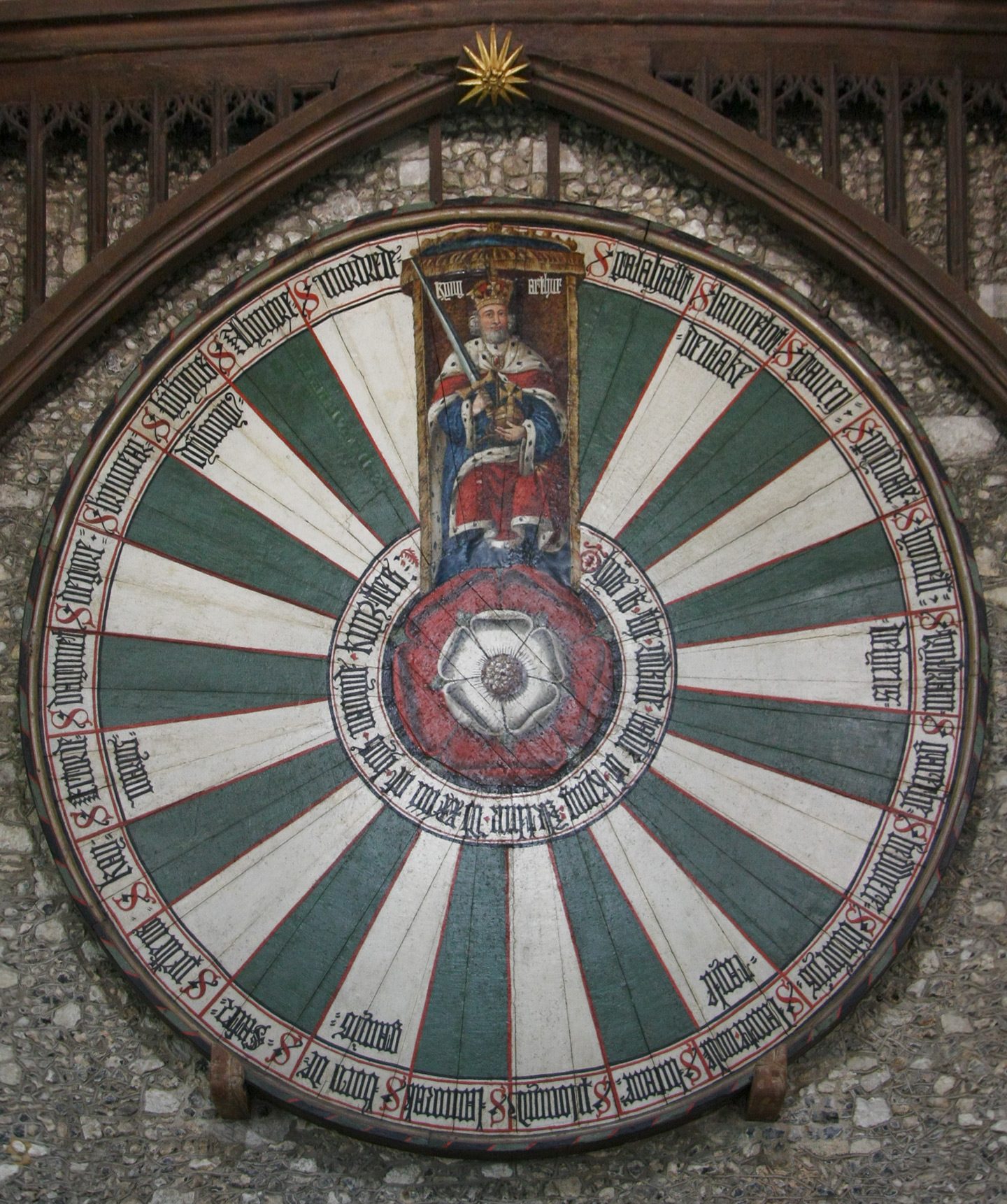 Imagem da mesa pintada colocada no Great Hall do Castelo de Winchester, representando a Távola Redonda do lendário Rei Artur