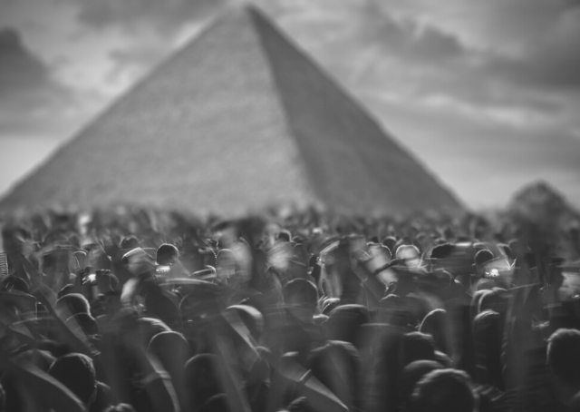 Concerto diante das pirâmides no Egipto em honra de Umm Kulthum