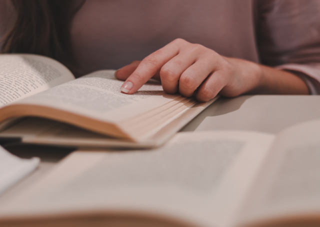 Mulher a analisar os principais conflitos na Odisseia