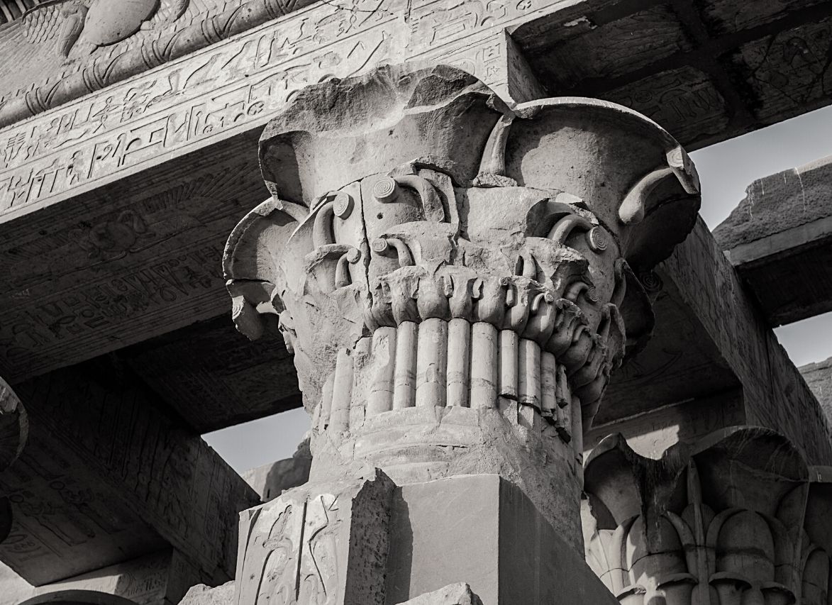 Pormenor no templo egípcio antigo de Kom Ombo