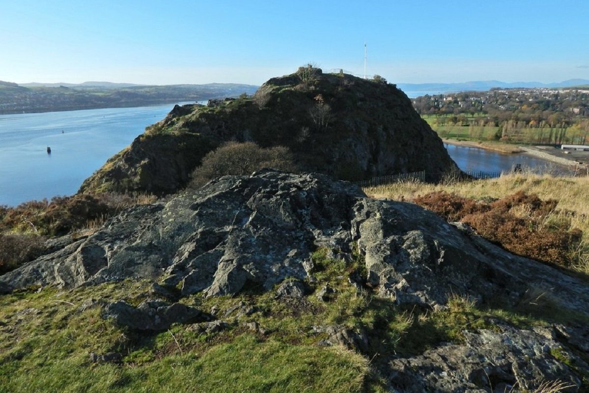 Dumbarton Rock, para onde Uther foi ‘regular os assuntos daquela província’. Foto de Lairich Rig, CC-BY 2.0