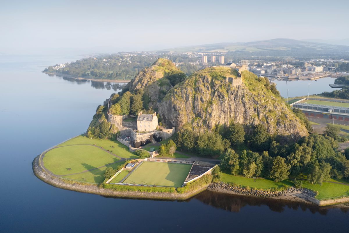 Dumbarton Rock, Escócia, o local de nascimento de Smerbe filho do rei Artur. Foto de Richard Johnson