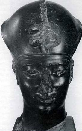 Foto de cabeça de estátua de Ápries do Egipto