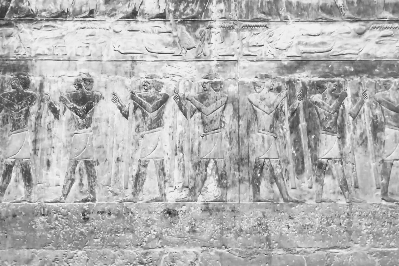Hieróglifos egípcios e desenhos nas paredes da pirâmide de Khufu