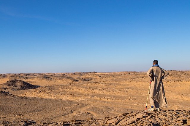 Homem egípcio num deserto