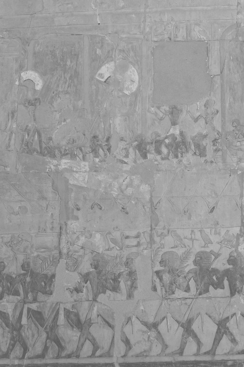 Relevo de soldados egípcios numa parede do templo de Hatshepsut