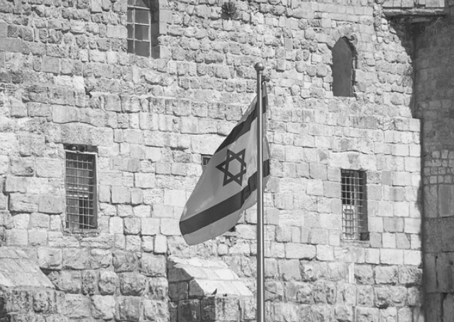 Bandeira de Israel içada pouco após a independência na história de Israel