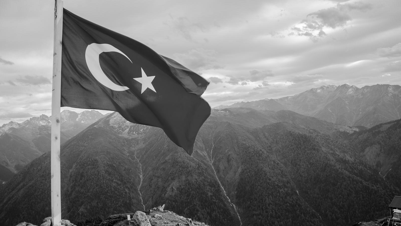 Bandeira da Turquia através da montanha