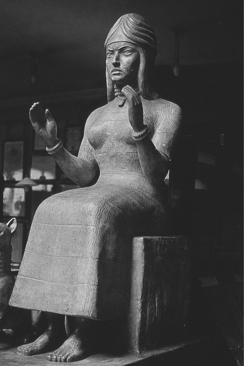 Escultura sentada da deusa Gula