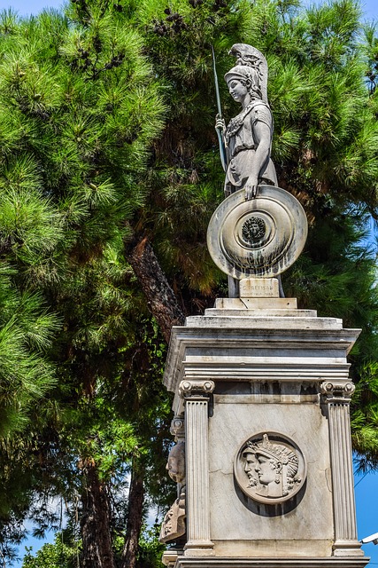 Estátua de Atena como descrita com epítetos homéricos
