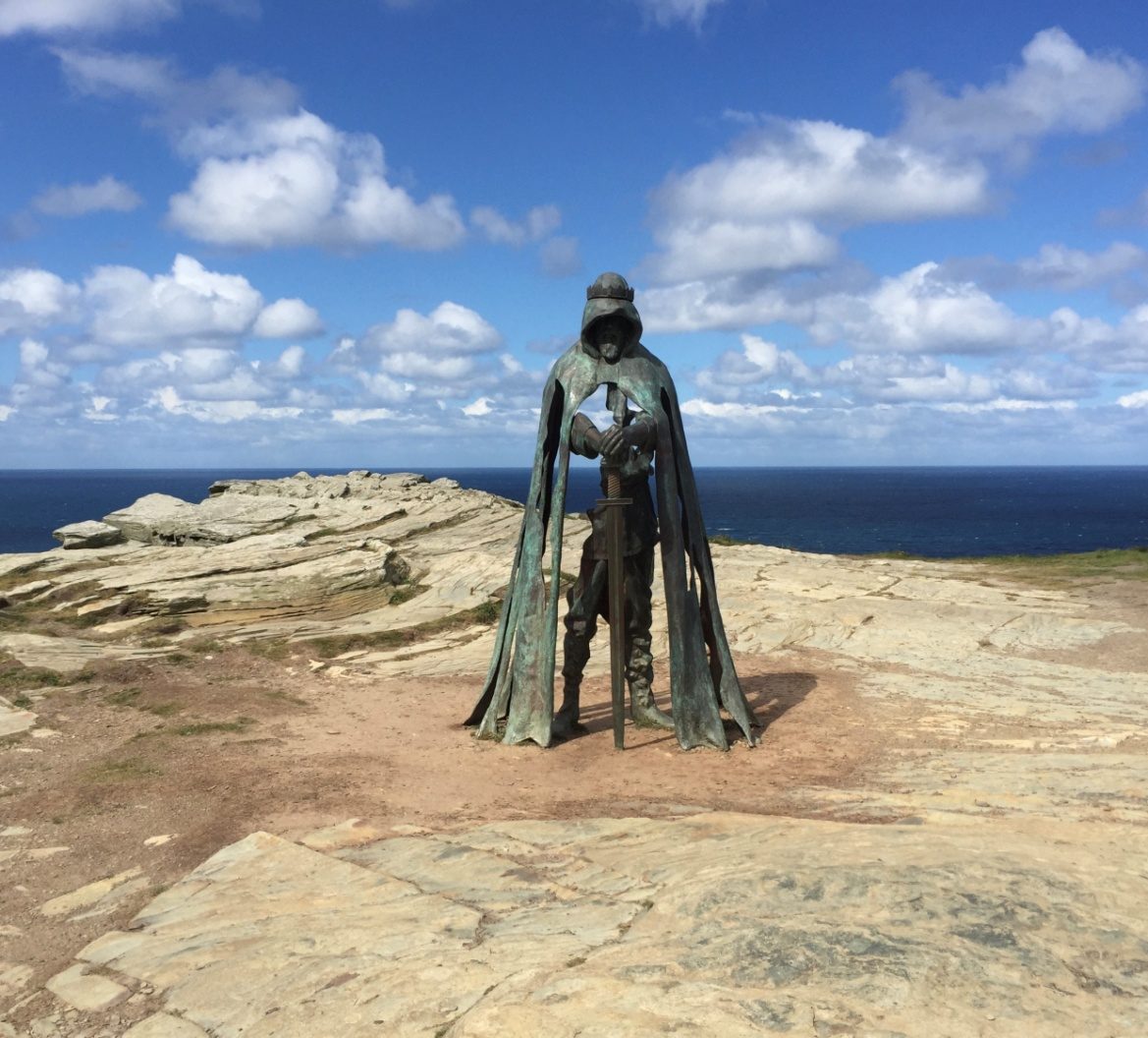 Estátua do Rei Artur em Tintagel. Fotografia de Caleb Howells
