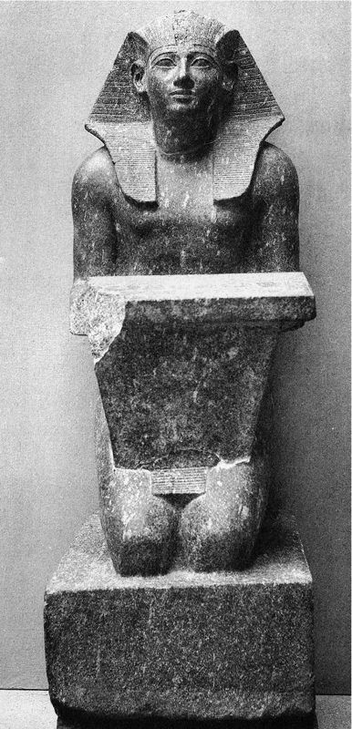 Estátua ajoelhada de Amenhotep II segurando mesa de oferendas