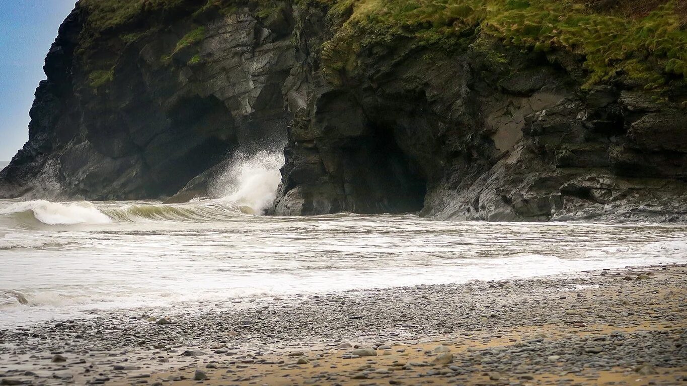 Praia de Penbryn em Llanborth, o sítio provável de Llongborth