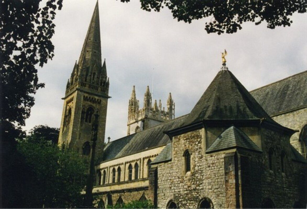 Catedral de Llandaff, onde Oudoceus supostamente sucedeu a Teilo como bispo por volta de 570. Fotografia de Tom Pennington, CC-BY 2.0