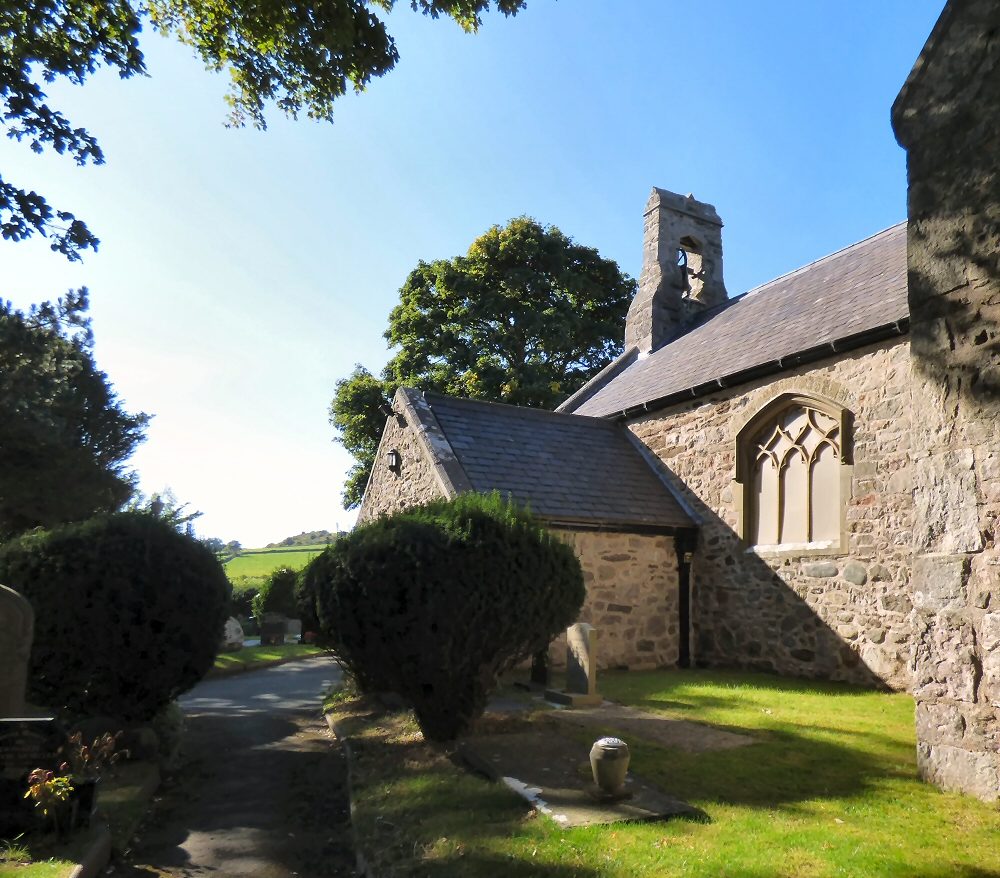A igreja de Llanrhos, onde Maelgwn morreu segundo a tradição. Fotografia de Gerald England, CC-BY 2.0