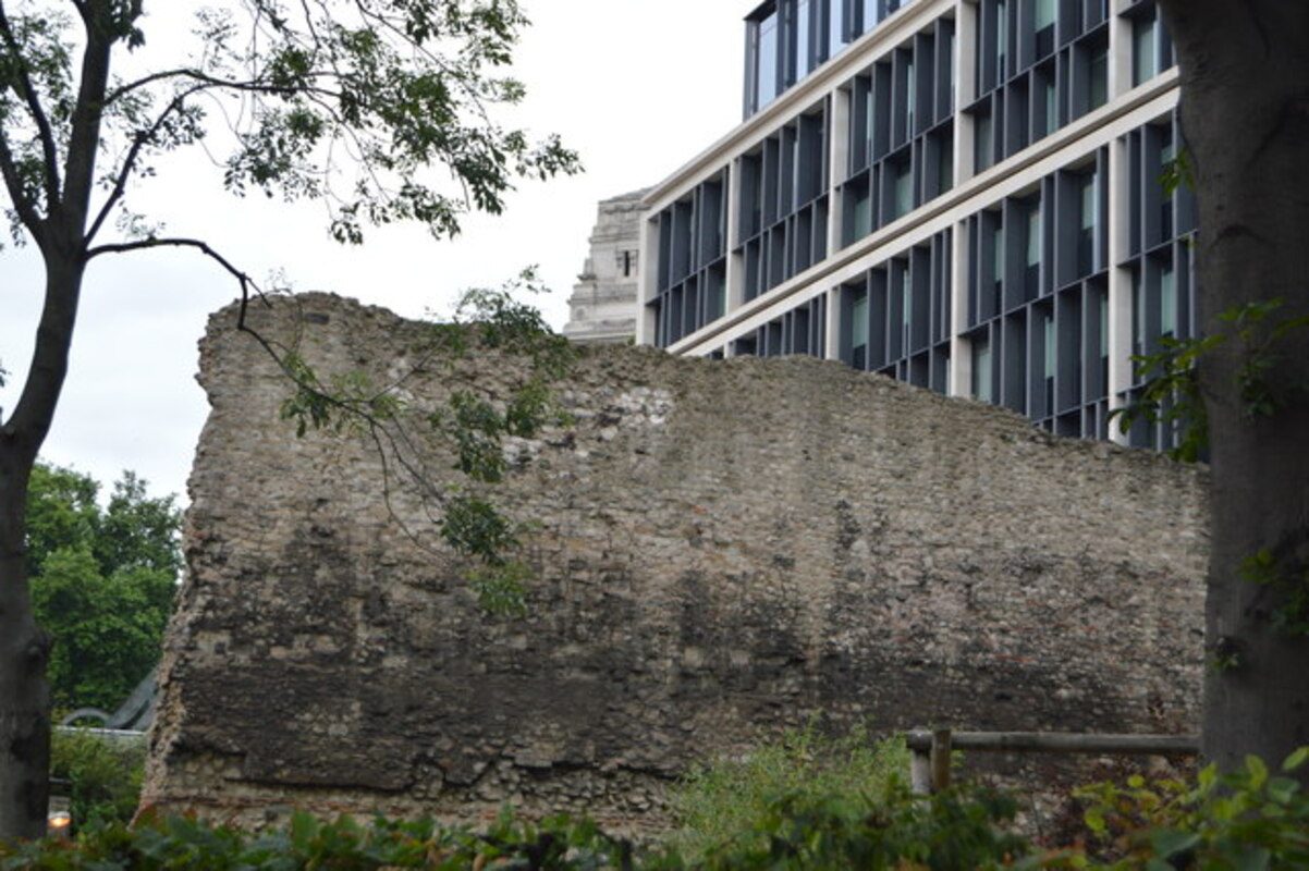 Parte das muralhas romanas de Londinium, onde Uther supostamente realizou corte quando começou o seu conflito com Gorlois. Foto de N Chadwick, CC-BY 2.0