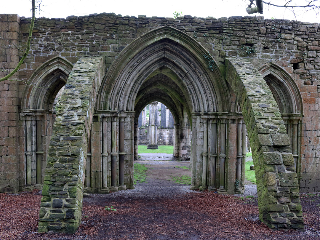 Ruínas da abadia de Margam, tradicionalmente o sítio de sepultura de Morgan ap Athrwys, a figura histórica por trás do lendário Morgan filho do rei Artur