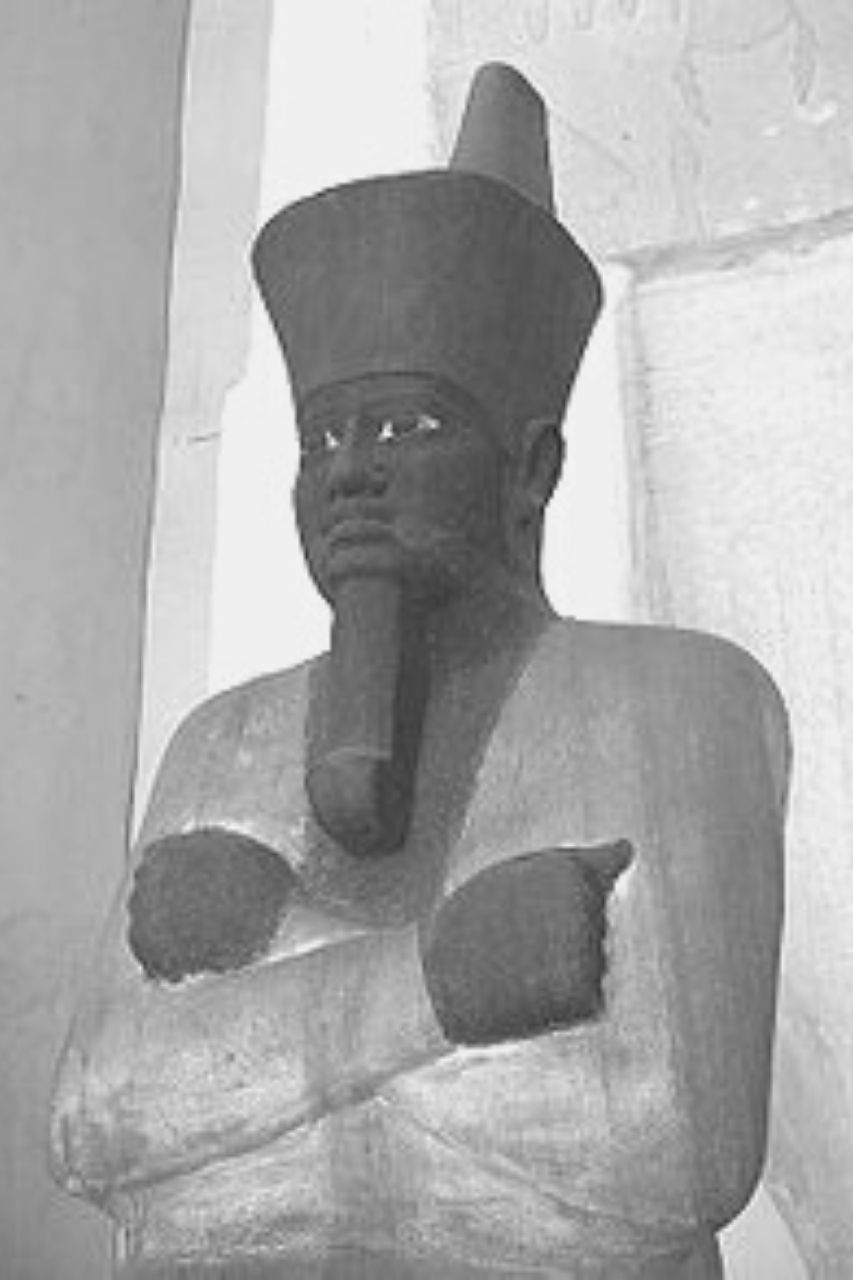 Estátua de Mentuhotep II com dupla coroa
