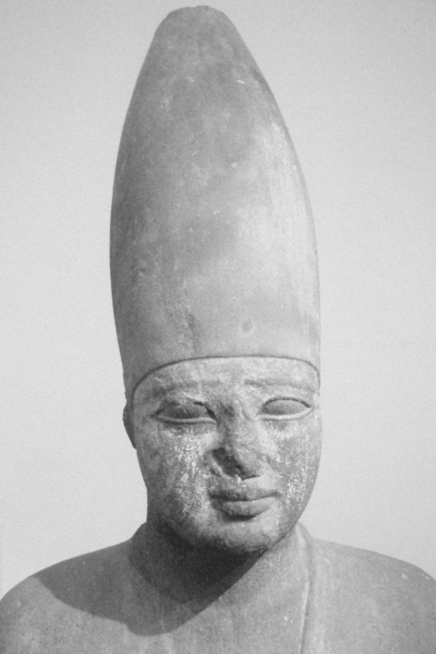 Estátua de Mentuhotep II com coroa do Alto Egipto