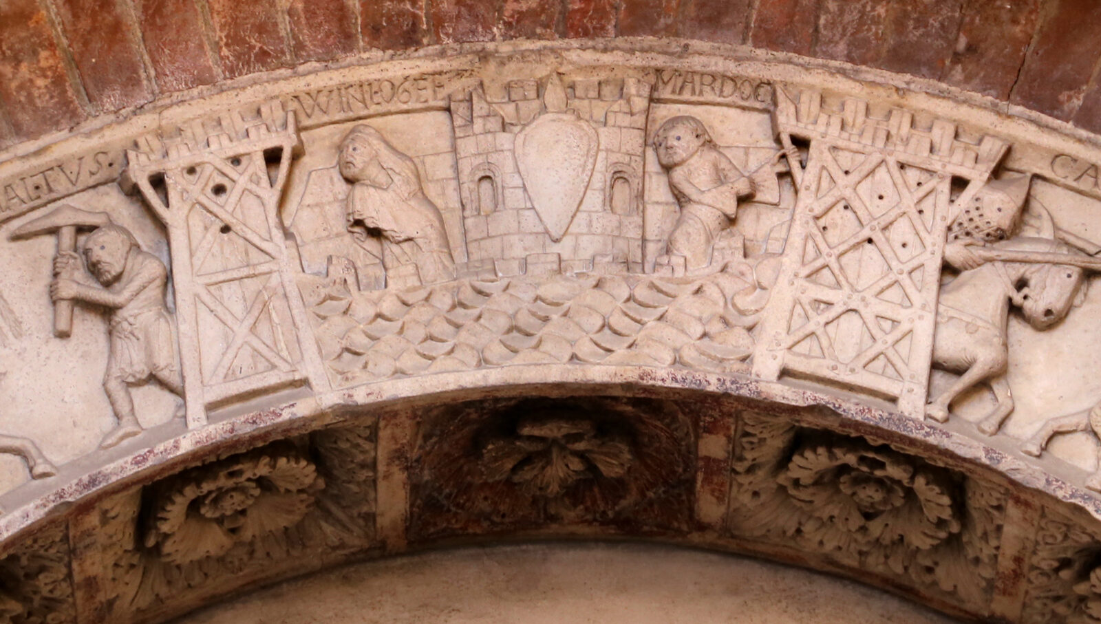 O Arquivolt de Módena, que figura uma figura chamada «Mardoc» ao lado de Genebra, possivelmente representando Mordred. Wikimedia Commons, CC-BY 4.0