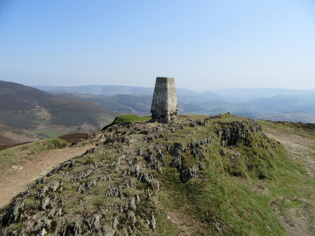 Marco geodésico no topo de Moel Morfydd, a cerca de 10 milhas de Caer Ogyrfan. Foto de John H Darch, CC-BY 2.0