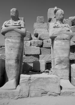 Monumentos no templo de Karnak em Tebas
