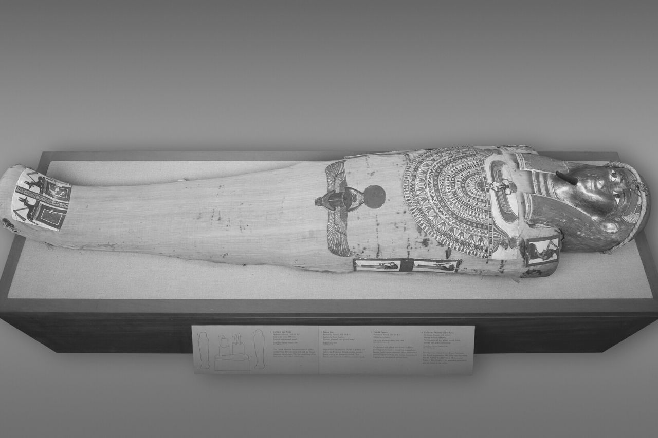 Múmia de Irtrutja com máscara e outros elementos de cartonnage