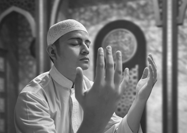 Fiel muçulmano sunita em oração numa mesquita