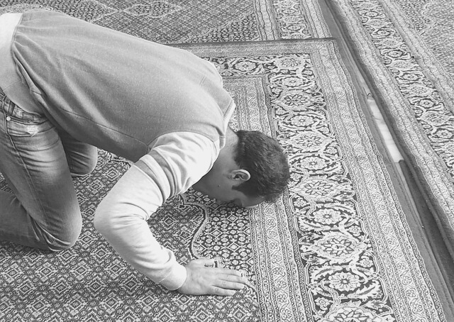 Oração muçulmana numa mesquita na Jordânia