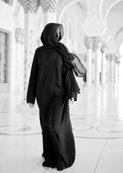 Mulher muçulmana em abaya