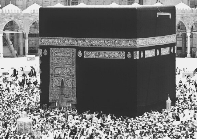 Muçulmanos a orar ao profeta Muhammad