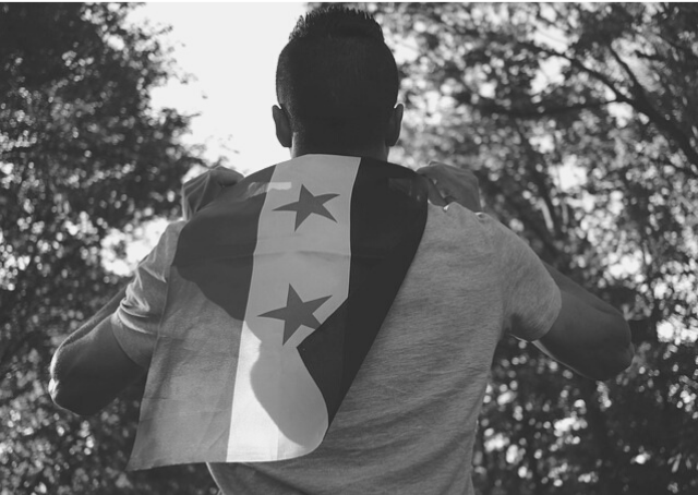 Muçulmano não sunita com bandeira síria