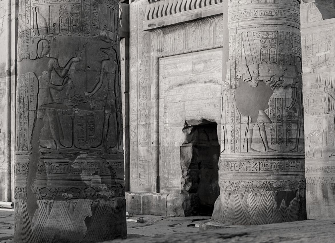 Ornamentos no templo egípcio antigo de Kom Ombo