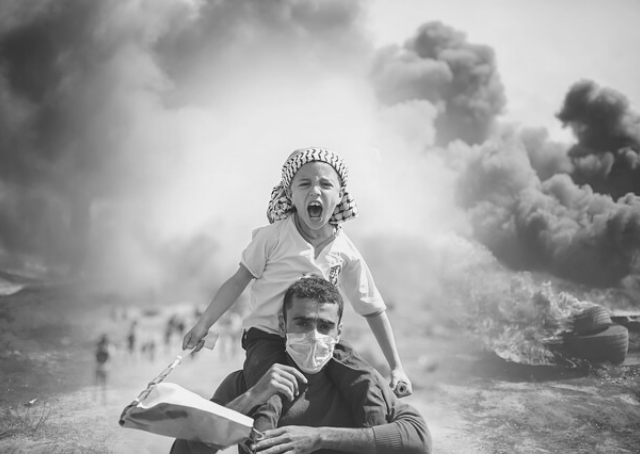 Família palestiniana a fugir de casa devido à guerra árabe-israelita