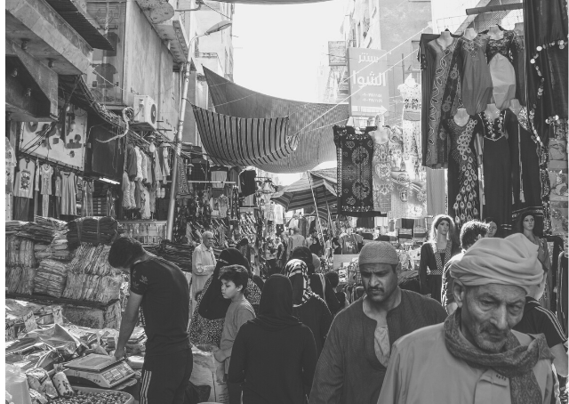 Pessoas a caminhar no bazar do Cairo