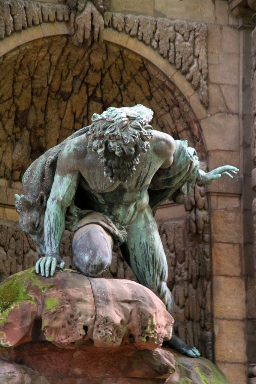 Antiga estátua de Polifemo o Ciclope da mitologia grega