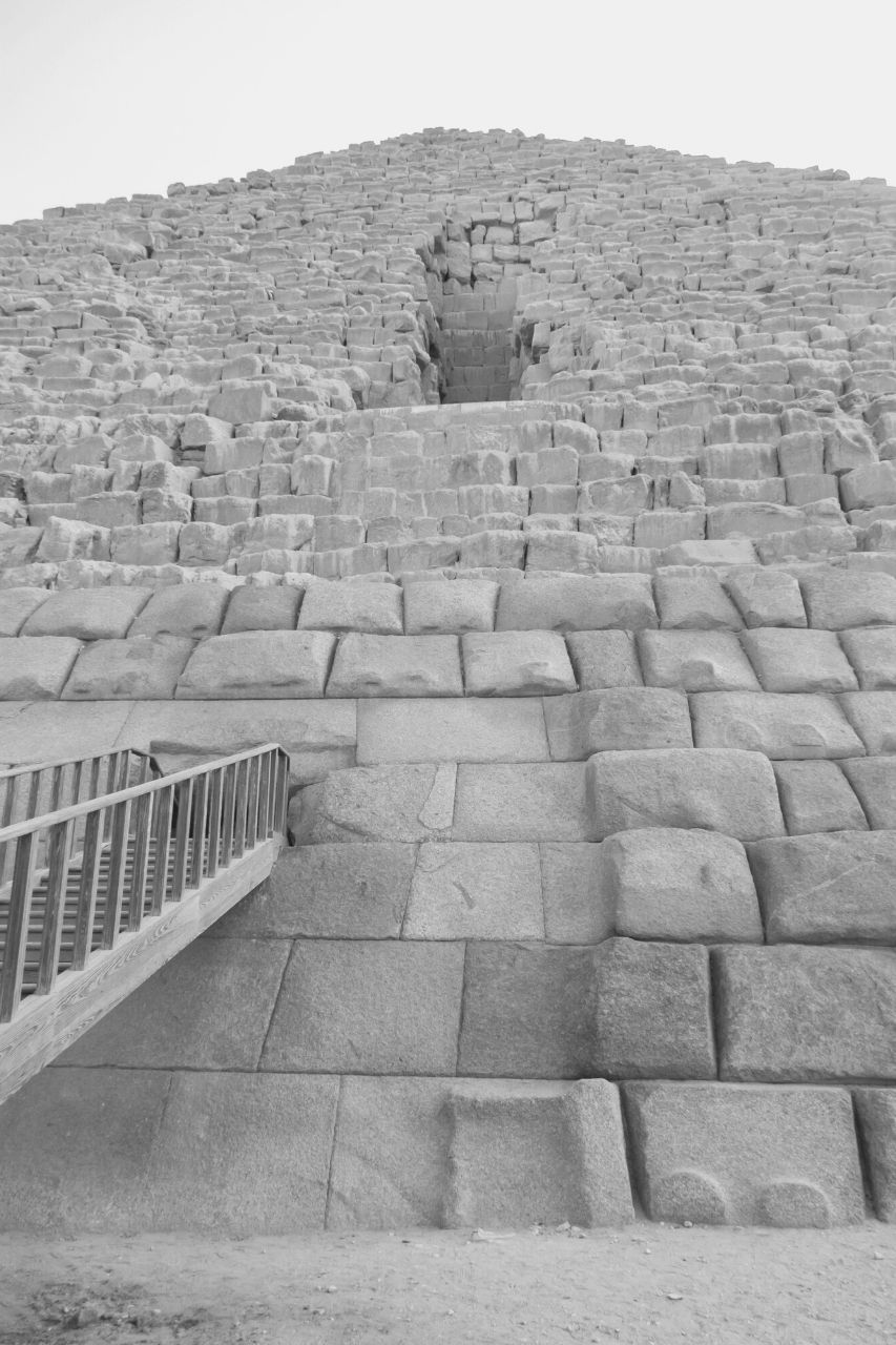 Vista da entrada da pirâmide de Miquerinos no Egipto